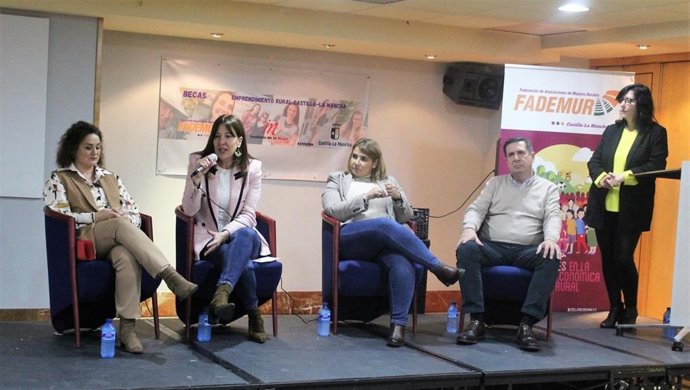 La consejera de Igualdad y portavoz regional, Blanca Fernández, en Talavera de la Reina.