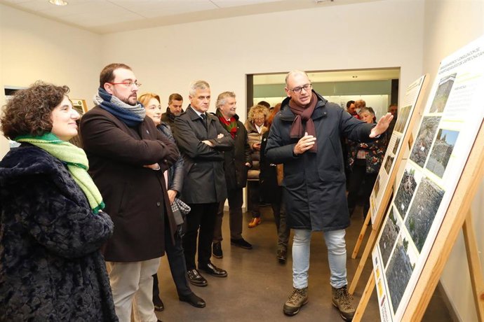 El presidente del Principado, Adrián Barbón, durante una visita al museo de Grandas de Salime