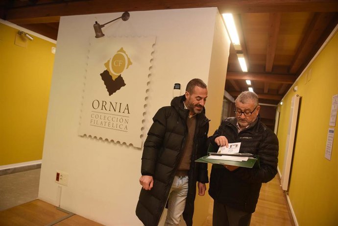 El alcalde de Siero, Ángel García, junto a Juan José Domínguez, en la presentación del acto del XLVIII matasellos especial de Navidad, organizada por el Grupo Filatélico de Siero.