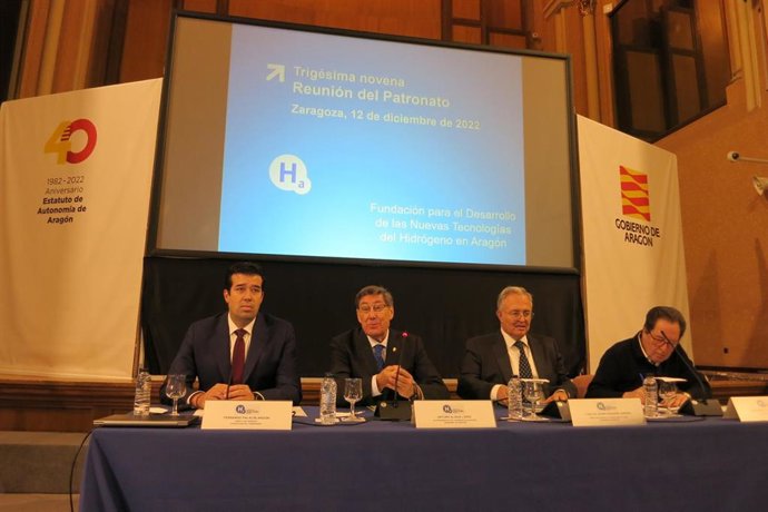 El vicepresidente del Gobierno de Aragón y presidente de la Fundación para el Desarrollo de las Nuevas Tecnologías del Hidrógeno en Aragón, Arturo Aliaga, preside una reunión del patronato, en la Sala de la Corona del Edificio Pignatelli.