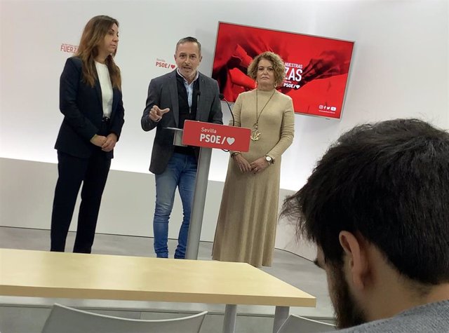 El secretario de Organización del PSOE de Sevilla, Rafael Recio, en rueda de prensa.