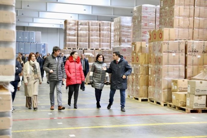 La presidenta del Gobierno de La Rioja, Concha Andreu, ha visitado esta mañana Logística Ezquerro de Calahorra