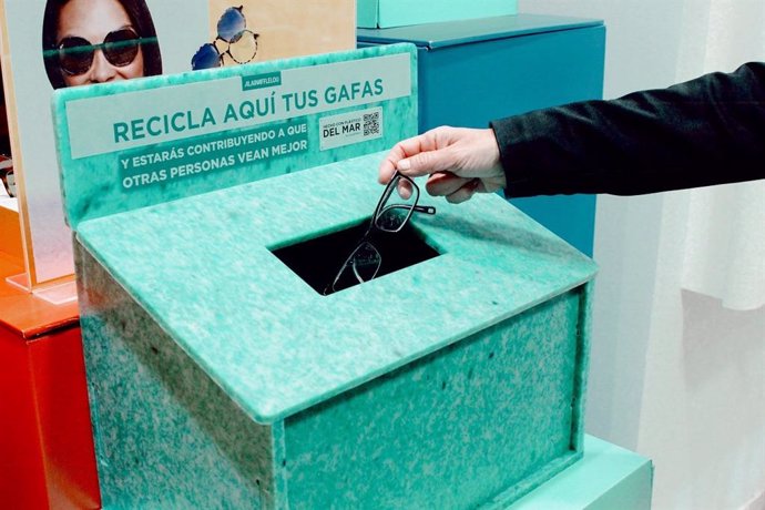 Uno de  las 370 urnas sostenibles destinadas al reciclaje de gafas usadas.