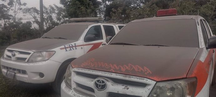 Coches manchados por la ceniza por la erupcin del volcán de Fuego, en Guatemala