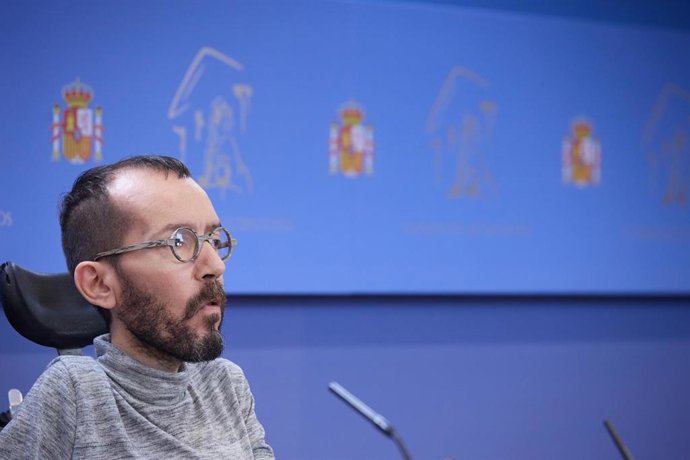 El portavoz de Unidas Podemos en el Congreso de los Diputados, Pablo Echenique, durante una rueda de prensa, en el Congreso de los Diputados, a 9 de diciembre de 2022, en Madrid (España). 