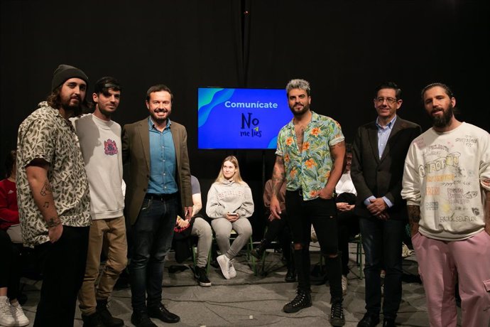 L consejero de Desarrollo Sostenible, José Luis Escudero, presenta, en el estudio de Audiovisuales del IES Alfonso X, y en colaboración con Los 40 Principales.