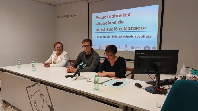 El alcalde de Manacor, Miquel Oliver; la delegada de Políticas Transversales, Carme Gomila; y la directora del IBDona, Maria Duran, este lunes durante la presentación del estudio sobre prostitución en Manacor.