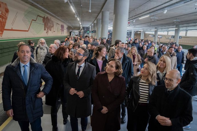 El conseller de Territorio, Juli Fernández (2i); la alcaldesa de Barcelona, Ada Colau (3i) y la ministra de Transportes, Movilidad y Agenda Urbana, Raquel Sánchez (4i), a su llegada a la nueva estación de Rodalies del barrio de Sant Andreu.