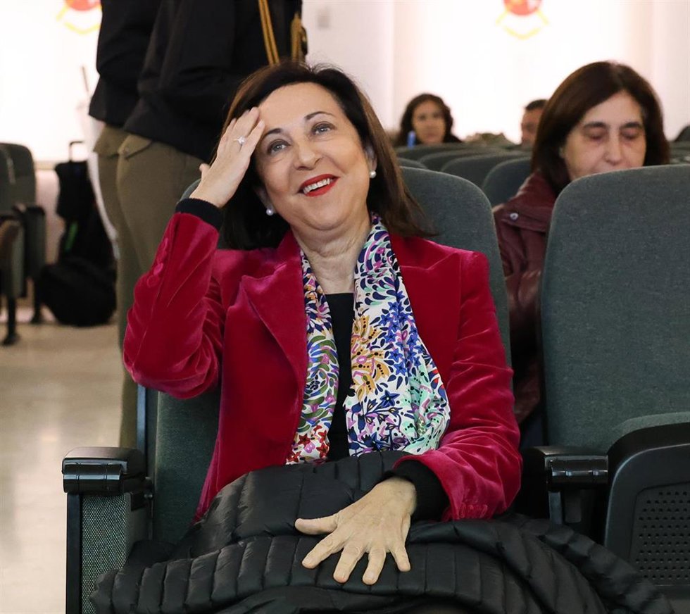 La ministra de Defensa, Margarita Robles, durante su visita al Parque y Centro de Mantenimiento de Sistemas Acorazados n1 (PCMASA 1) y al Laboratorio Central del Ejército (LCE) en Villaverde, a 9 de diciembre de 2022, en Madrid (España). 