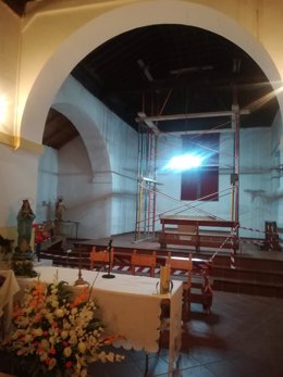La iglesia de Majaelrayo lleva tres años con los andamios puestos en su interior.