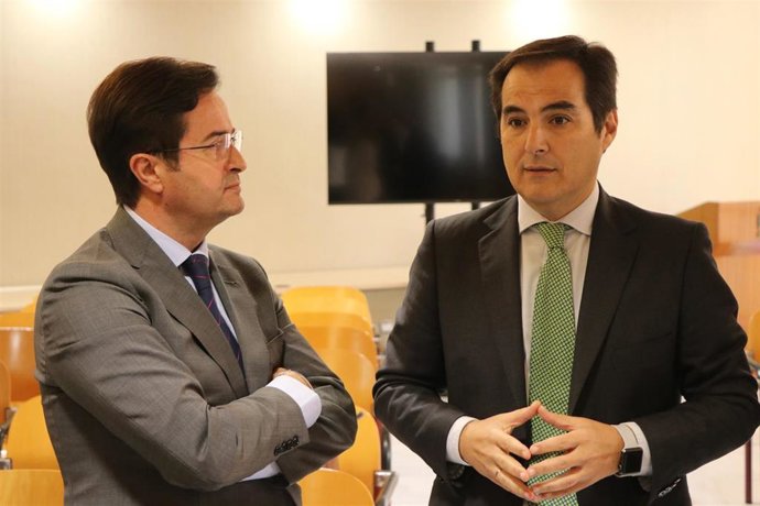 El alcalde de El Ejido (Almería), Francisco Góngora, y el consejero de Justicia, José Antonio Nieto.