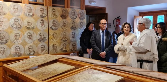 El consejero de Educación, Cultura y Deporte del Gobierno de Aragón, Felipe Faci, durante la clausura de la exposición de Nati Cañada 'De lo terrenal a lo sagrado', en el Monasterio del Olivar de Estercuel (Teruel).