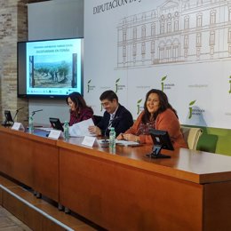 La vicepresidenta primera de la institución provincial y presidenta de AEMO, Dolores Amo (dcha.), en la presentación del proyecto 'Oleoturismo en España'.