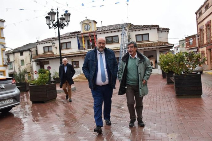 El vicepresidente regional, José Luis Martínez Guijarro, visita la localidad conquense de Villalba del Rey