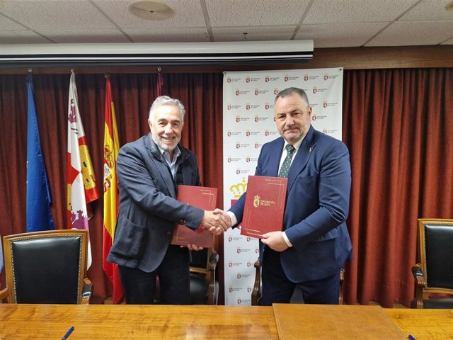 El presidente de la SD Ponferradina, José Fernández Nieto, y el presidente de la Diputación de León, Eduardo Morán, durante la firma del convenio.