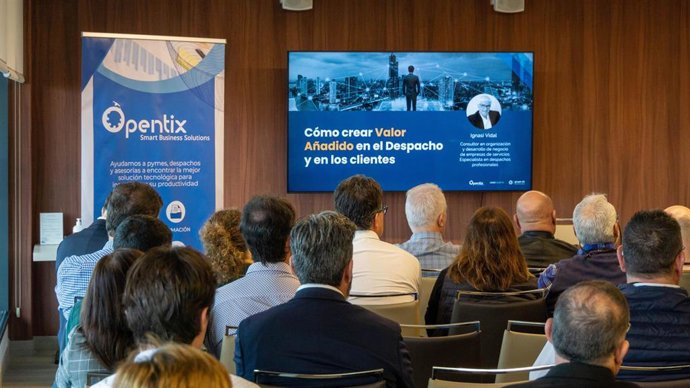 Asistentes a la jornada para despachos organizada por Opentix.
