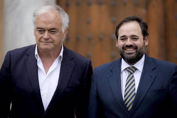 El vicesecretario de Institucional del PP nacional, Esteban González Pons, y el presidente del PP de C-LM, Paco Núñez