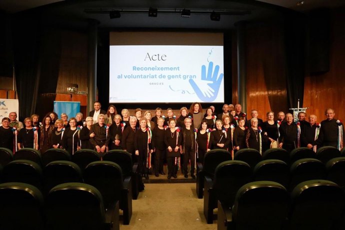 Los 130 participantes voluntarios en el programa del IMAS junto con representantes del Consell de Mallorca.