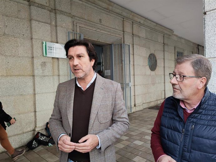 El parlamentario andaluz y portavoz de la Ejecutiva Provincial del PSOE de Huelva, Enrique Gaviño, en rueda de prensa.