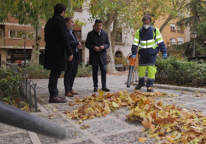 Dispositivo de recogida de hojas en la Plaza de los Lobos