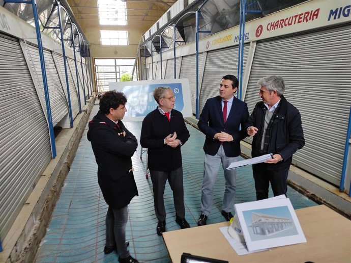 Visita al inicio de las obras del centro cívico en el antiguo mercado del Alcázar.