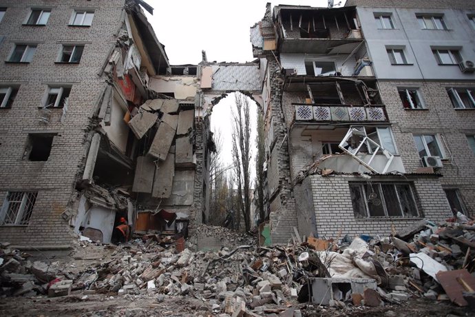 Archivo - November 11, 2022, Mykolaiv, Mykolaiv, Ukraine: A 5-storey residential building was hit by a Russian S-300 missile, amid the Russian invasion of Ukraine. Following Moscow's announcement to retreat from Kherson, this attack on Mykolaiv was repo
