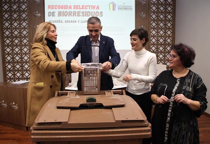 La diputada delegada dePROMEDIO, Raquel del Puerto, presenta la campaña del Consorcio para la implantación de la recogida separada de los residuos orgánicos en Guareña, Azuaga y Llerena.