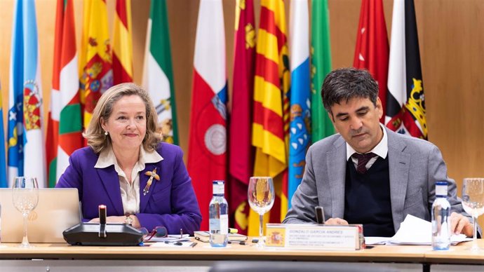 La vicepresidenta primera y ministra de Asuntos Económicos y Transformación Digital, Nadia Calviño, y el secretario de Estado de Economía y Apoyo a la Empresa, Gonzalo García Andrés.
