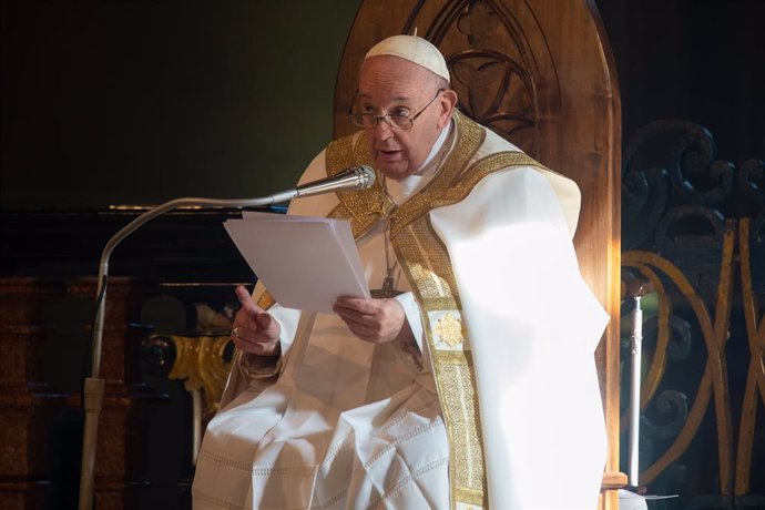 20 November 2022, Italy, Asti: Pope Francis presides over the holy mass in the Cathedral of Asti, northern Italy to meet the diocesan community from which his parents had left to emigrate to Argentina and the young people from all over the region on the