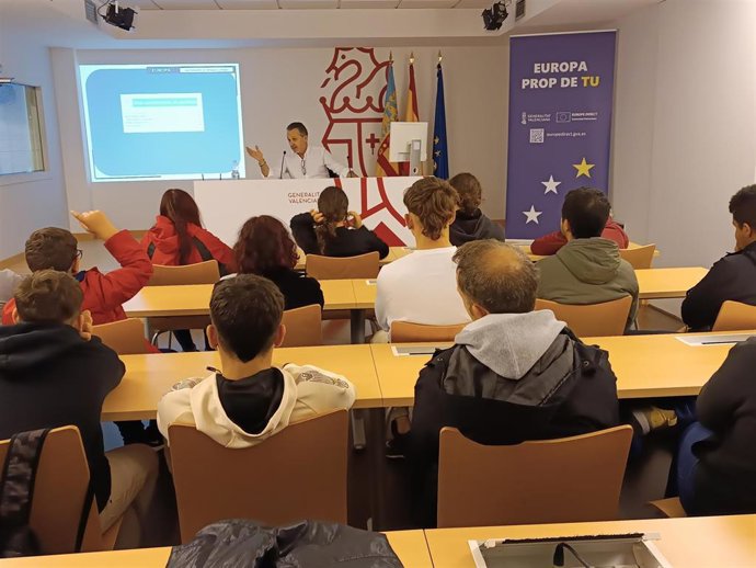 Alumnos visitan Europe Direct Comunitat Valenciana