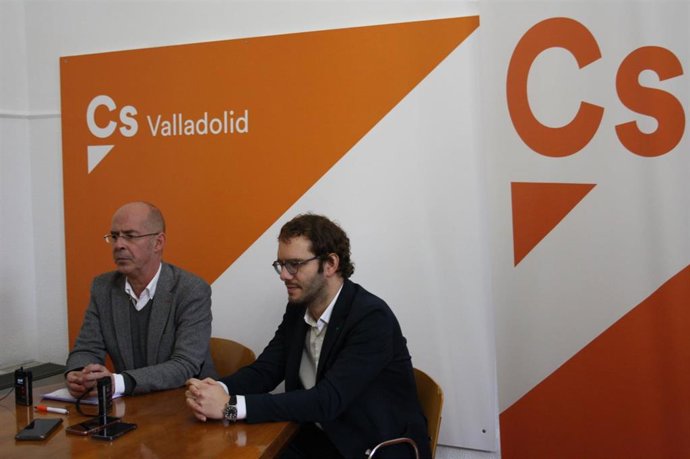 El portavoz de Ciudadanos en el Ayuntamiento de Valladolid, Martín Fernández Antolín, y el concejal del grupo Pablo Vicente.