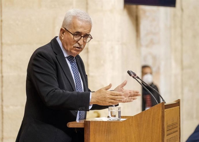 Archivo - Manuel Jiménez Barrios, en una foto de archivo en el Pleno del Parlamento andaluz cuando era diputado del PSOE-A.