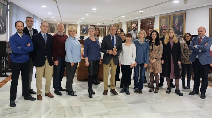 El rector de la Universidad de Sevilla, Miguel Ángel Castro, ha recibido a los investigadores beneficiarios del Programa de estancias de investigadores ucranianos en departamentos e institutos de investigación de la US.