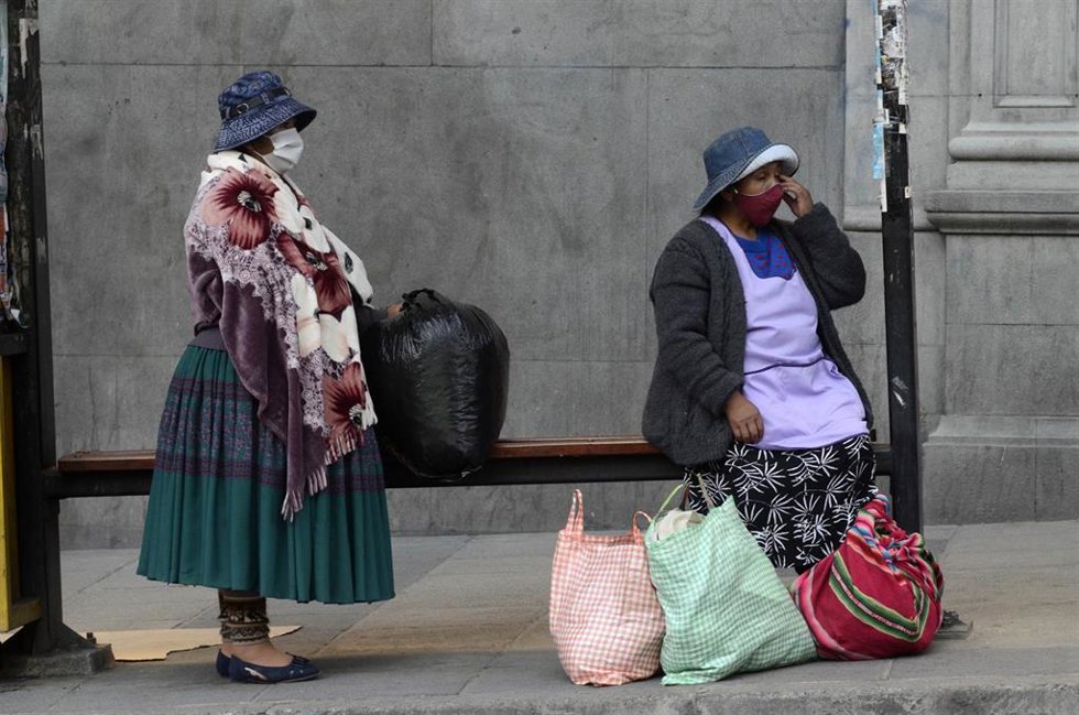 Archivo - Dos mujeres bolivianas en La Paz