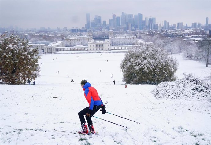 Una persona esquía en Greenwich Park, en Londres