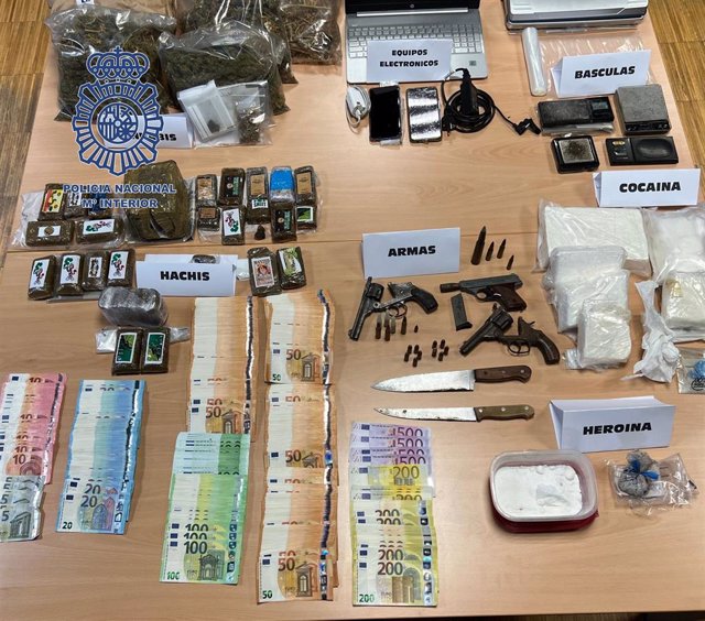 Interceptadas tres armas de fogo e 120.000 euros en efectivo após deter a un home en Vigo por tráfico de drogas.