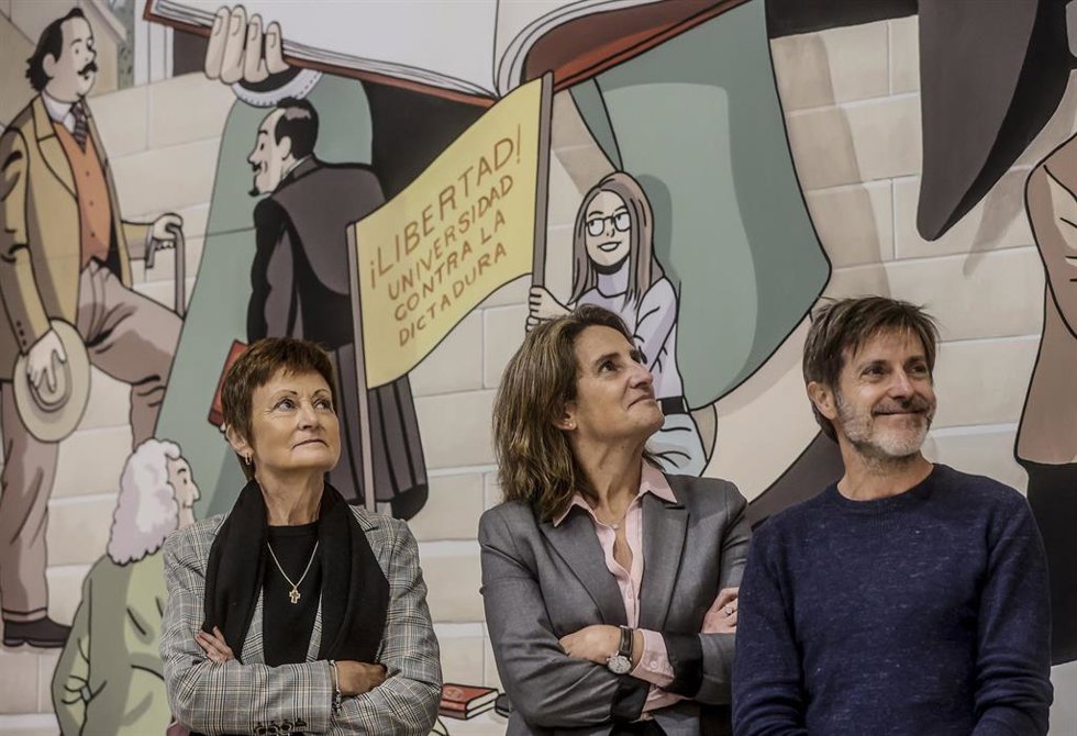 (I-D) La rectora de la Universitat de Valncia, Mavi Mestre, la vicepresidenta tercera del Gobierno, Teresa Ribera, y el ilustrador Paco Roca, junto al mural inaugurado en la conferencia inaugural de la Semana de los Derechos Humanos