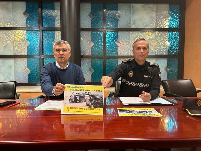El teniente de alcalde delegado, Antonio Morán, y el intendente de la Policía Local, Francisco Monge, presentan el plan especial de movilidad por las fiestas navideñas.