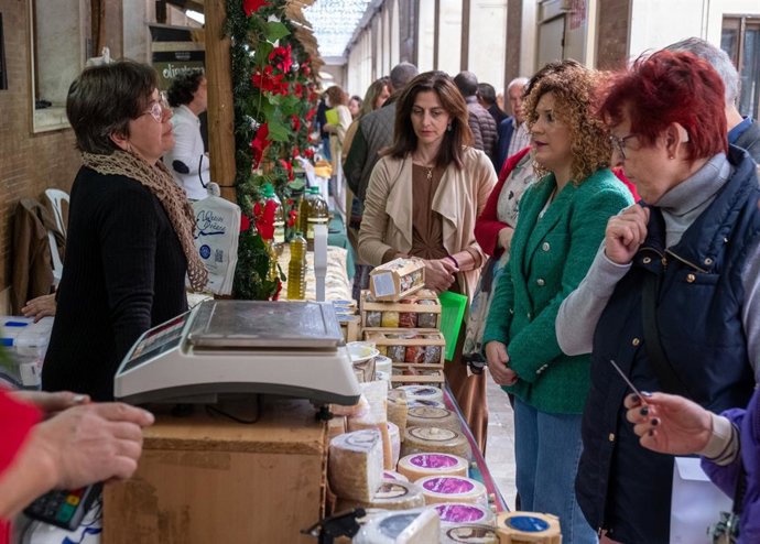 Inauguración de la Feria de Muestras de Aceite, Conservas y Quesos de la Provincia.