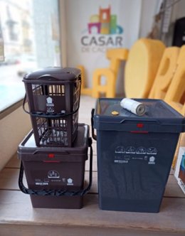 Cubos de basura que se han repartido en los domicilios de Casar de Cáceres para la recogida puerta a puerta