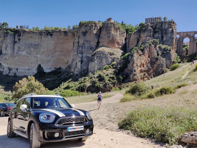 Coche de Alquiler junto al tajo de Ronda.