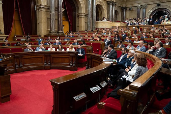 Archivo - Vista general de una sesión de control del Govern en el Pleno del Parlament, a 9 de noviembre de 2022, en Barcelona, Cataluña (España). Aragons y los consellers afrontan la sesión de control, en la que los grupos preguntan al presidente sobre
