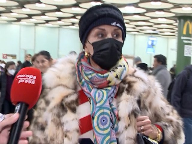 Naty Abascal llega al aeropuerto de Madrid