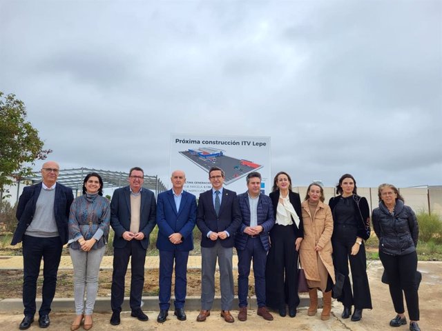 El consejero de Política Industrial y Energía, Jorge Paradela, en su visita a los terrenos de la futura ITV de Lepe (Huelva).
