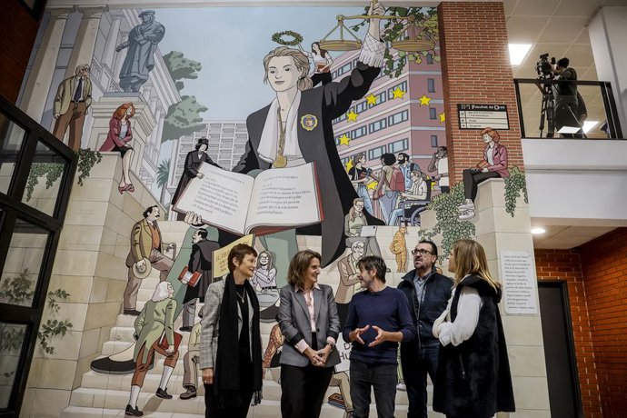 (I-D) La rectora de la Universitat de Valncia, Mavi Mestre, la vicepresidenta tercera del Gobierno, Teresa Ribera, el ilustrador Paco Roca, el muralista Martín Forés, junto al mural inaugurado durante la Semana de los Derechos Humanos de la UV