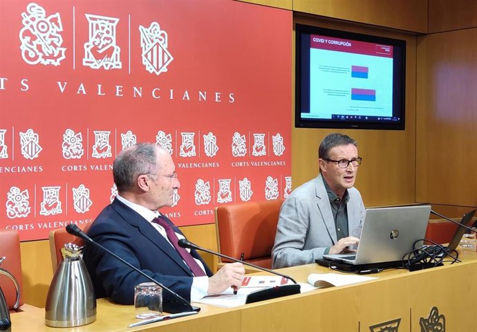 El titular de la Agencia de Prevención y Lucha contra el Fraude, Joan Llinares, y el catedrático de Ciencia Política y de la Administración de la Universidad de Murcia,  Fernando Jiméz, presentan la encuesta sobre corrupción.