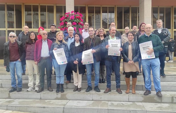 Integrantes de la coalición 'Hacemos Córdoba' ante el Ayuntamiento de la ciudad.