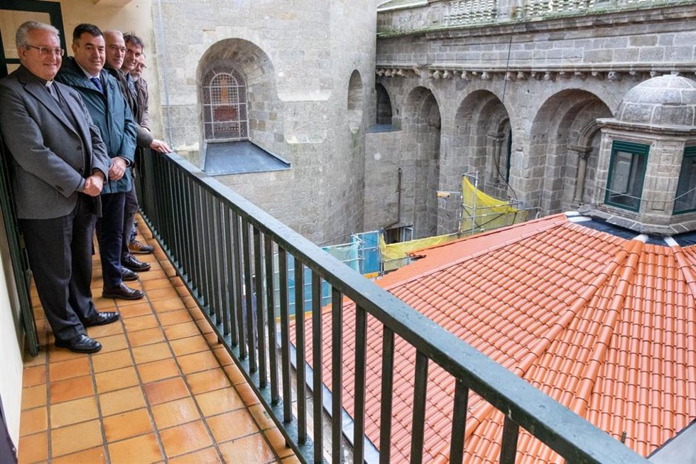 El conselleiro de Cultura, Educación, FP e Universidades, Román Rodríguez, y el director de la Fundación Catedral de Santiago, Daniel Lorenzo, visitan las obras de rehabilitación de  la capilla del Cristo de Burgos