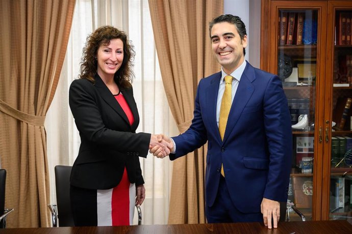 La alcaldesa de Almería y el concejal no adscrito Joaquín Pérez de la Blanca.