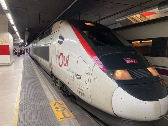 Tren TGV Inoui que hace la ruta de alta velocidad Barcelona-París, parado en la estación de Sants de Barcelona.